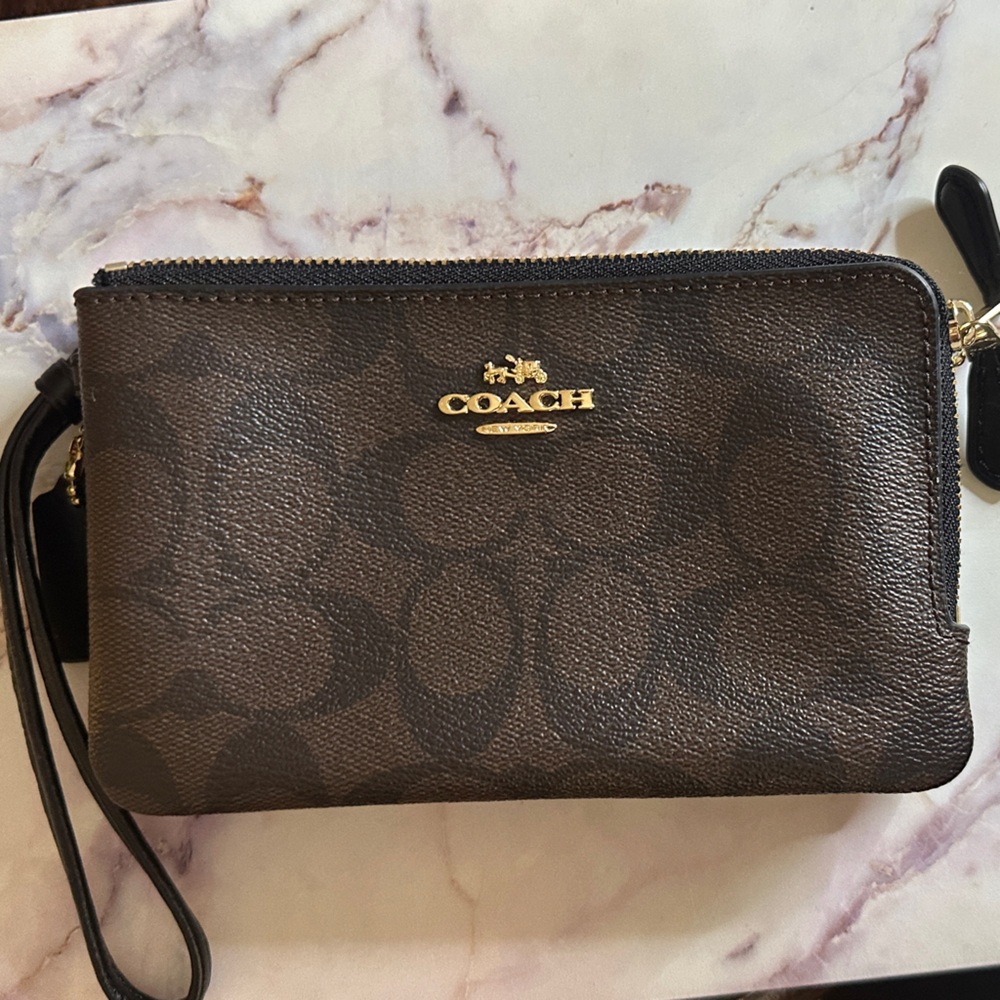 Coach Signature Dark Brown Corner Double Zip Wallet

BRAND NEW!